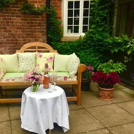 The Old Rectory - Valley View Room In Private Home Stockton-on-Teme Exterior photo